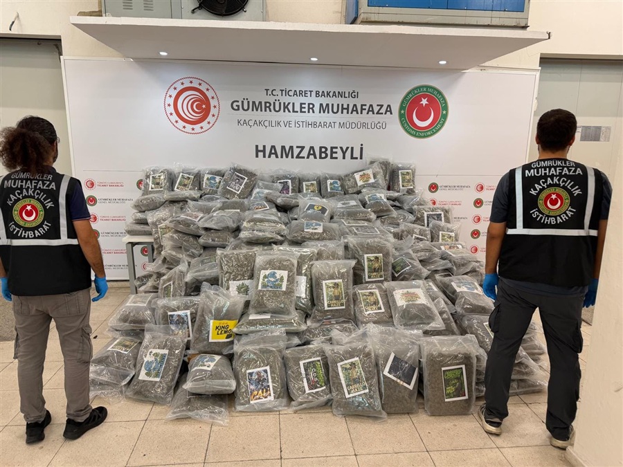 TİCARET BAKANLIĞI GÜMRÜKLER MUHAFAZA EKİPLERİNDEN UYUŞTURUCU KAÇAKÇILIĞINA DARBE: EDİRNE-HAMZABEYLİ GÜMRÜK KAPISINDA GERÇEKLEŞTİRİLEN DENETİM NETİCESİNDE, 288 KİLOGRAM ESRAR CİNSİ UYUŞTURUCU